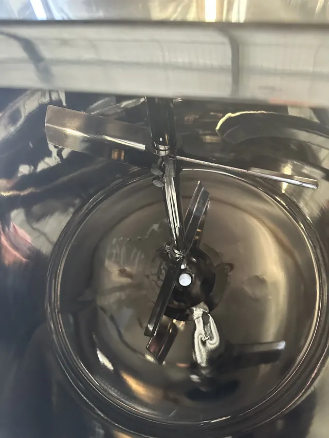 Agitador dentro del tanque pasteurizador