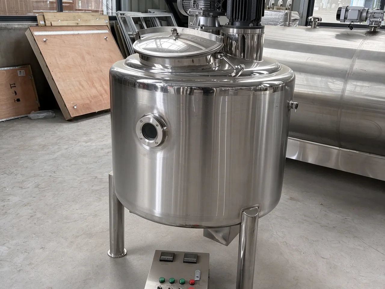 Tanque mezclador de acero inoxidable con caja de control