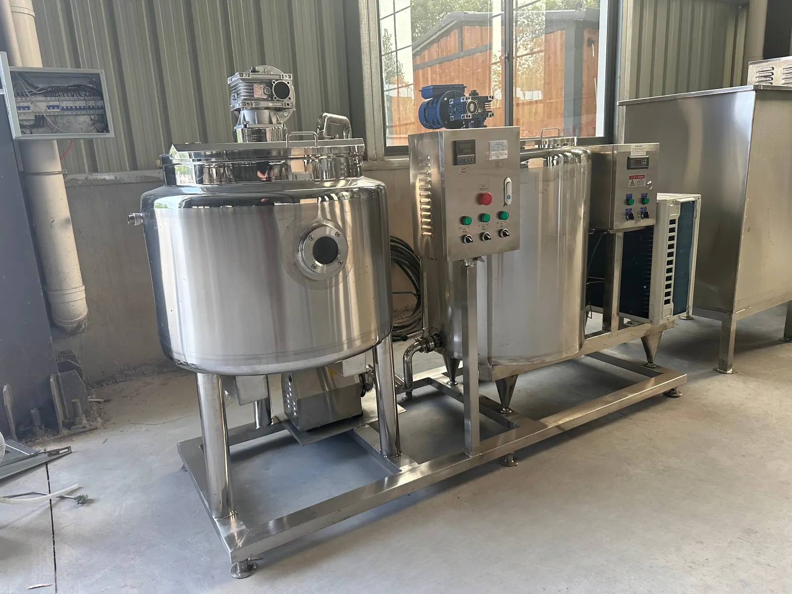 Tanque pasteurizador por lotes con caja de control