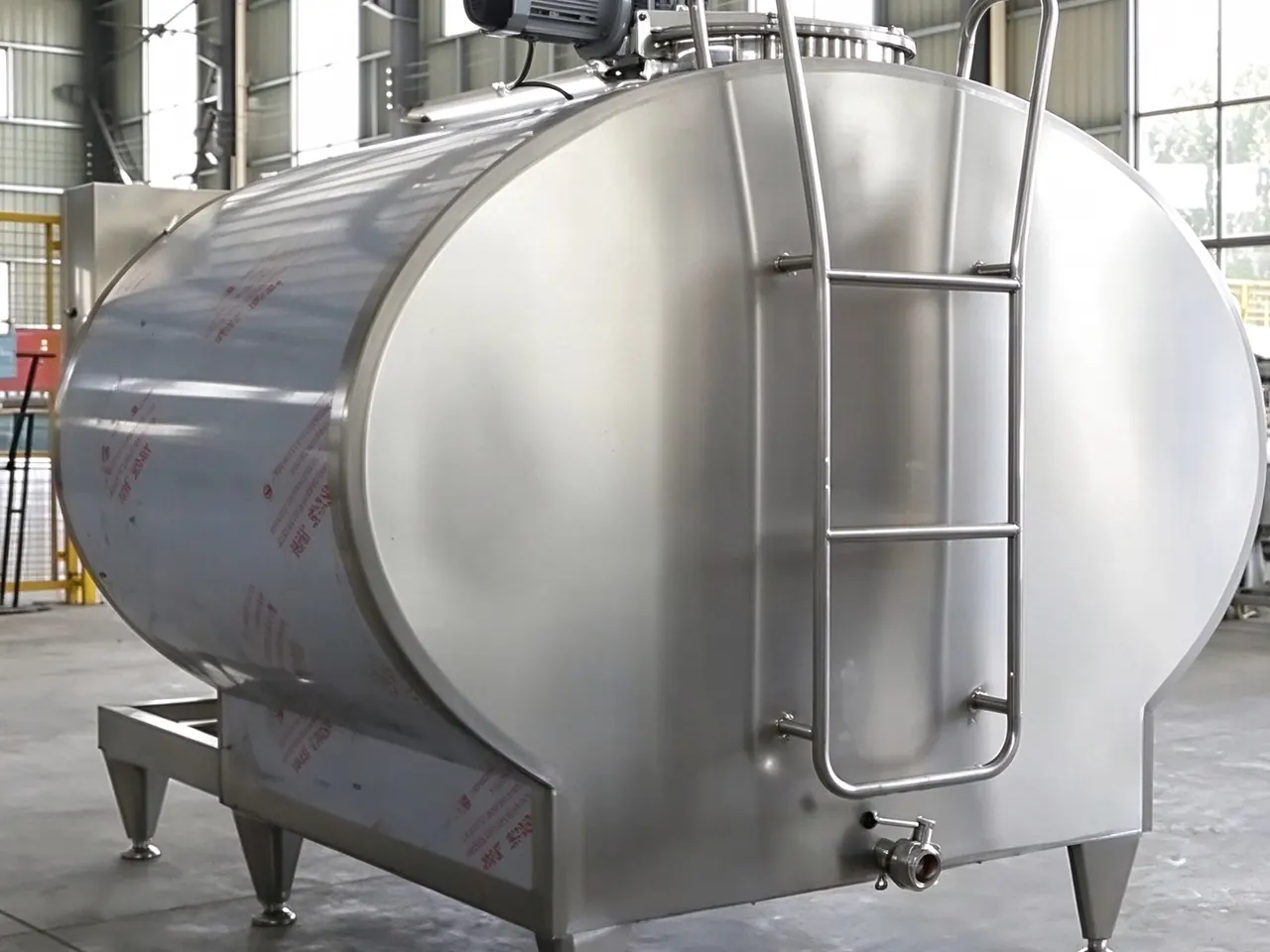 Tanque horizontal de enfriamiento y almacenamiento de leche