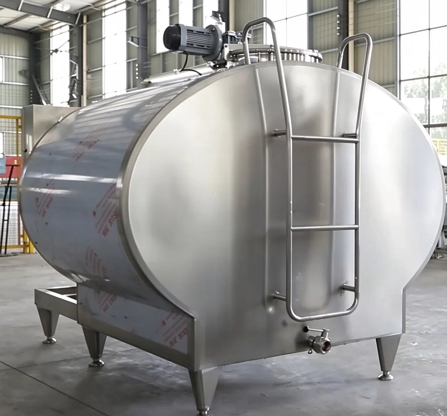 Tanque horizontal de enfriamiento y almacenamiento de leche